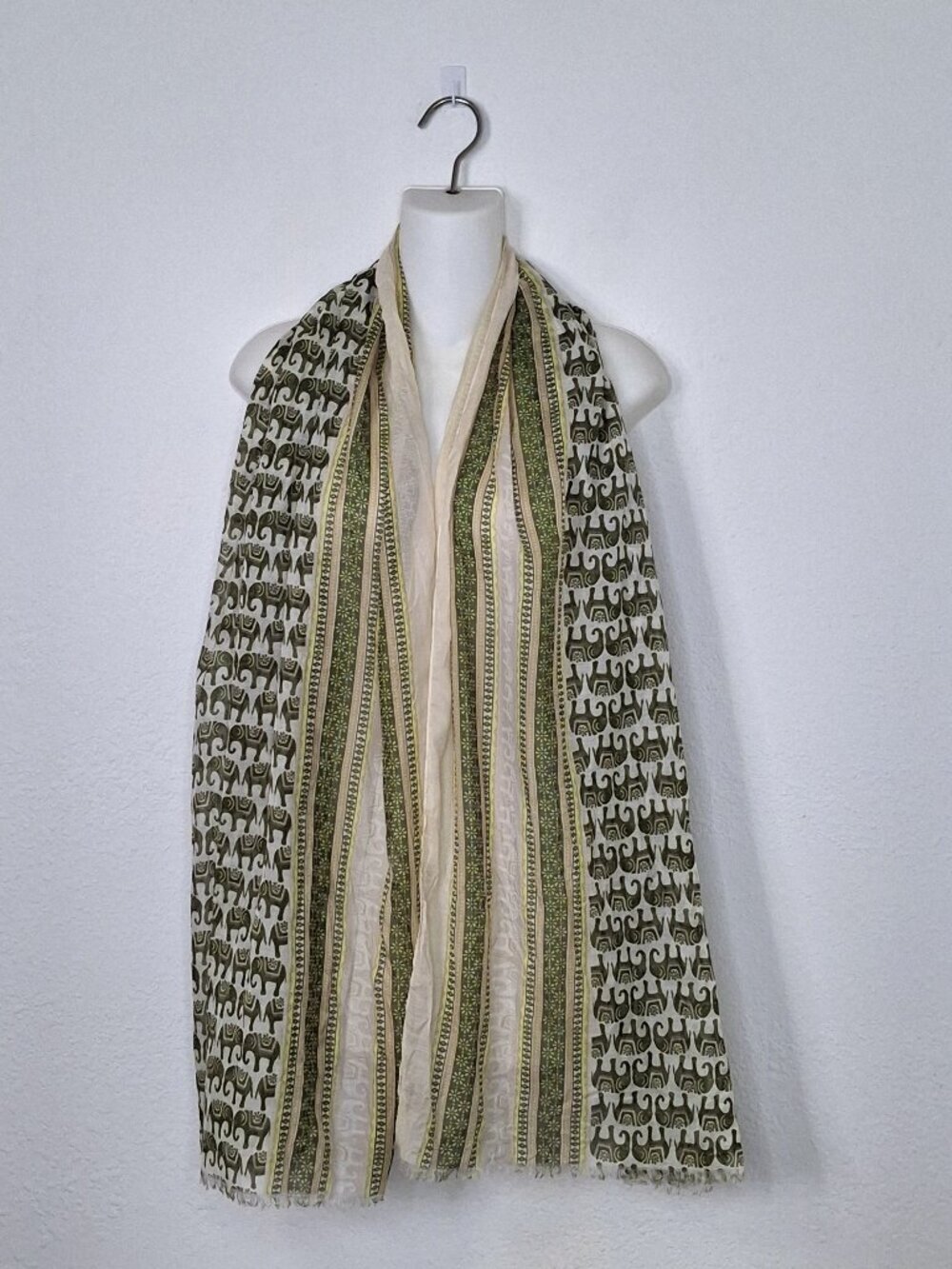Banana Republic Pashmina Scarf Sz 72 X 35 Novelty Print Safari Boho Elephants